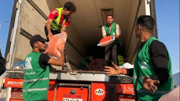 Φορτηγά με ανθρωπιστική βοήθεια έφτασαν στη Ράφα