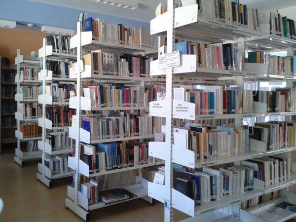 Σύγχρονη βιβλιοθήκη στο Γυμνάσιο - Λύκειο Μεθώνης