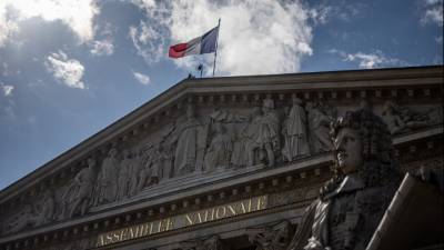 Σε περιβάλλον ακραίας πόλωσης, η Γαλλία βυθίζεται σε πολιτική και δημοσιονομική κρίση