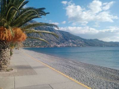Εποχικά δημοτικά τέλη για μαγαζιά της παραλίας