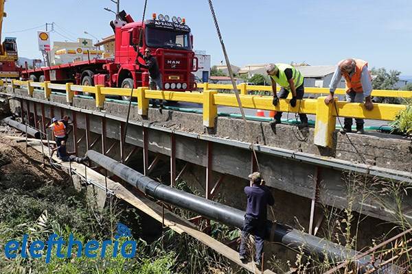 Καλαμάτα: Αντικατάσταση αγωγού αποχέτευσης στη γέφυρα της διασταύρωσης για Βέργα (βίντεο-φωτογραφίες)