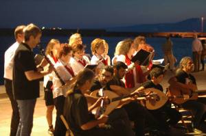 Παραδοσιακή μουσική στο λιμάνι της Καλαμάτας (φωτογραφίες)