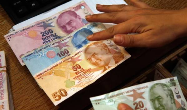 Ο πληθωρισμός «κούρεψε» κι άλλο την τουρκική λίρα