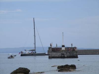 Καλαμάτα: Μπάνια και βουτιές από το "τετράγωνο" με τη λήξη των σχολείων (βίντεο)