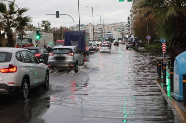 Πλημμύρισε η Παραλιακή – Χάος στους δρόμους λόγω καταιγίδας