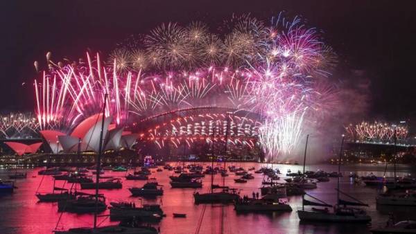 2021: Ο πλανήτης αρχίζει να υποδέχεται το Νέο Ετος - Εντυπωσιακά πυροτεχνήματα στην Αυστραλία (βίντεο)