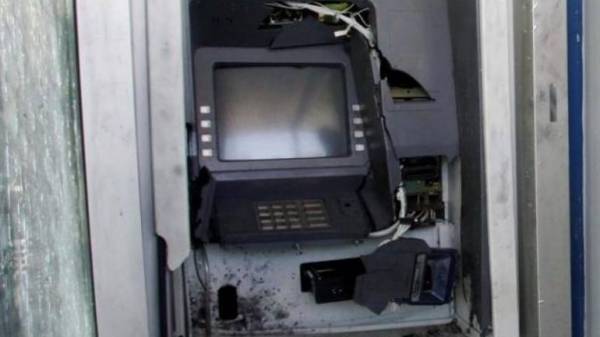 Εισβολή σε τράπεζα στα Βριλήσσια με ΙΧ και εκρηκτικά - Άρπαξαν τις κασετίνες από τα ΑΤΜ