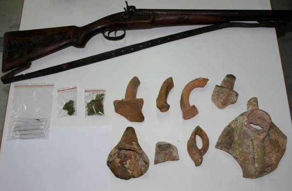 Σύλληψη 56χρονου με αρχαία, χασίς και όπλο στη Σπάρτη