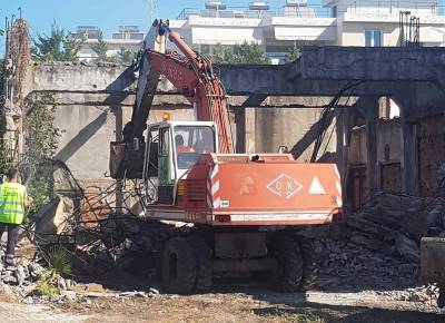 Καλαμάτα: Κατεδαφίζονται τα παλιά "Δειλινά" στη Ναυαρίνου