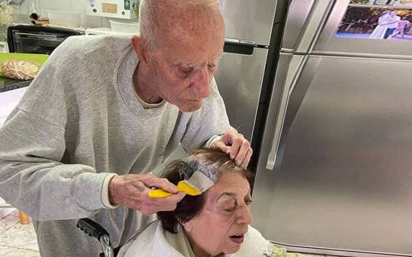 Κορονοϊός: 92χρονος βάφει τα μαλλιά της γυναίκας του