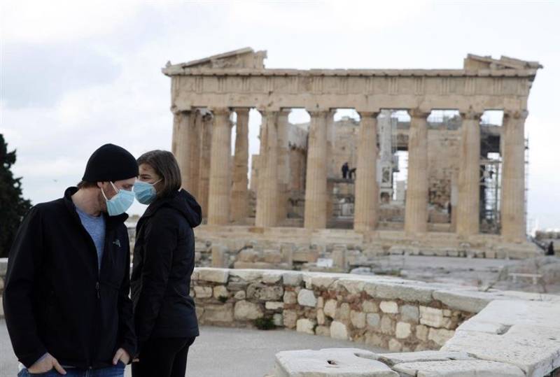 Μετάλλαξη Όμικρον: Γιατί δεν είναι καλή ιδέα να κολλήσουμε επί τούτου