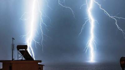 Ισχυρές βροχοπτώσεις και κεραυνοί στην Αττική από την κακοκαιρία Elias - Συναγερμός σε Φωκίδα, Εύβοια, Φθιώτιδα, Αχαΐα (βίντεο)