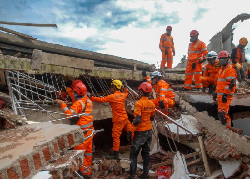 Ινδονησία: Αγοράκι 6 ετών ανασύρεται ζωντανό από τα συντρίμμια 2 ημέρες μετά τον σεισμό