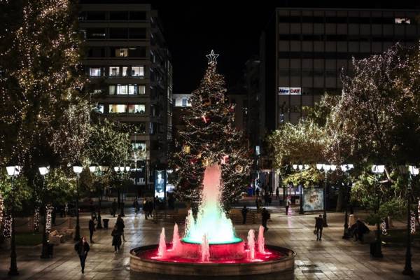 Αθήνα: Φωταγωγήθηκε το χριστουγεννιάτικο δένδρο στην πλατεία Συντάγματος