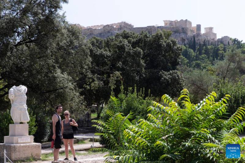 Δημοσιεύματα από διεθνή δίκτυα ενημέρωσης για το ρεκόρ τουριστικών εσόδων που καταγράφεται εφέτος στην Ελλάδα