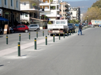 Επικίνδυνα τα κολονάκια στη μέση της Ψαρών 