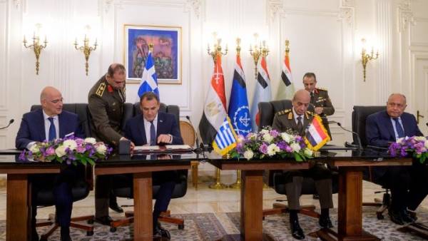 Ελλάδα και Αίγυπτος υπέγραψαν στο Κάιρο συμφωνία Αεροναυτικής και Ναυτικής Ερευνας (βίντεο)
