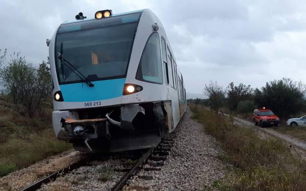 Τρένο που εκτελούσε το δρομολόγιο Θεσσαλονίκη – Αθήνα προσέκρουσε σε βράχια