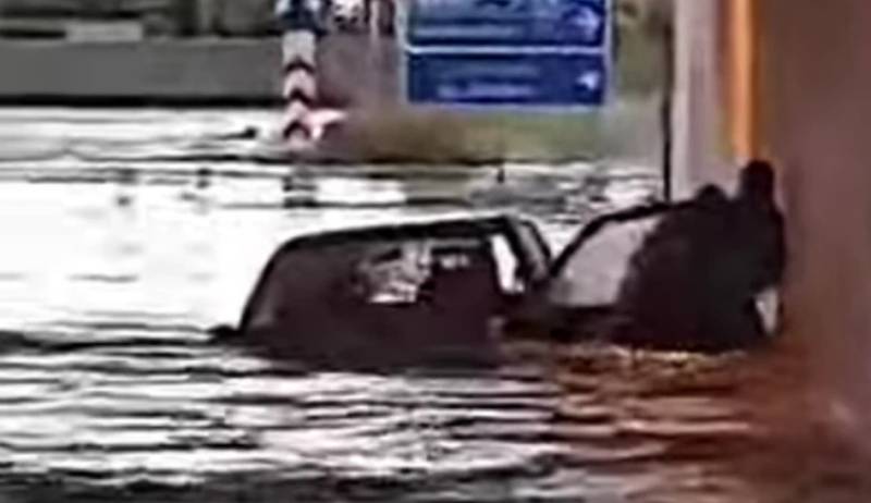 Κακοκαιρία στην Πάτρα: Γυναίκα εγκλωβίστηκε στο αυτοκίνητό της και οδηγός κολύμπησε για να τη σώσει (Βίντεο)
