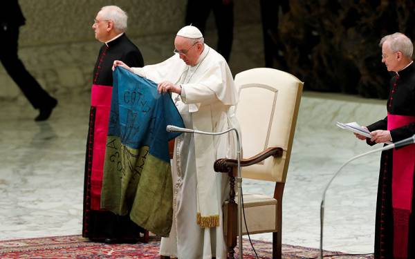 Βατικανό: Ο πάπας, κρατώντας μια ουκρανική σημαία, καταδίκασε τις &quot;θηριωδίες, όπως η σφαγή στην Μπούτσα&quot;