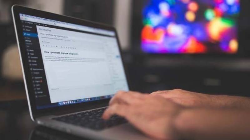 Οι online αγορές σταθερή καταναλωτική συνήθεια για τους Eλληνες, σύμφωνα με έρευνα