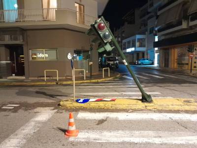 Καλαμάτα: &quot;Γκρέμισαν&quot; το φανάρι σε κεντρική διαστάυρωση