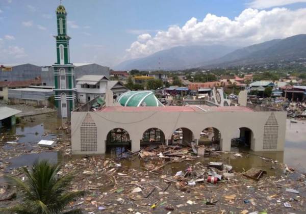 Ινδονησία: Τουλάχιστον 420 νεκροί από τον καταστροφικό σεισμό και το τσουνάμι (Βίντεο)