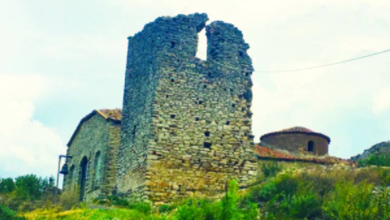 η συνύπαρξη των ερειπίων του φραγκικού κάστρου με τον βυζαντινό ναό δίνει μοναδική αξία στο μνημείο