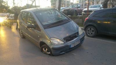 "Βυθίστηκε" το οδόστρωμα στην Καλαμάτα: Αυτοκίνητο "σκάλωσε" στην τρύπα