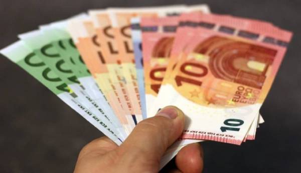 Πότε καταβάλλεται το Δώρο Χριστουγέννων - Τι πρέπει να κάνει ο εργαζόμενος, αν δεν του καταβληθεί