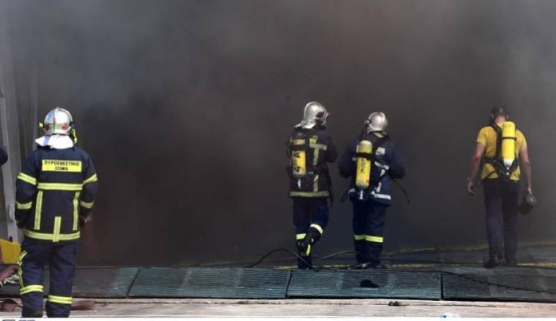 Πυρκαγιά σε παροπλισμένο πλοίο στο λιμάνι της Ελευσίνας
