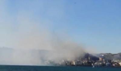 Φωτιά στη Σαλαμίνα: Τρία μέτωπα σε μία ώρα - Μηνύματα του 112 και εκκένωση του Κέντρου Υγείας (Βίντεο)