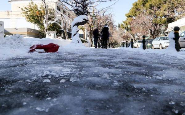 Τρεις άνθρωποι ζουν εγκλωβισμένοι στα χιόνια επί έξι μέρες στη Φθιώτιδα