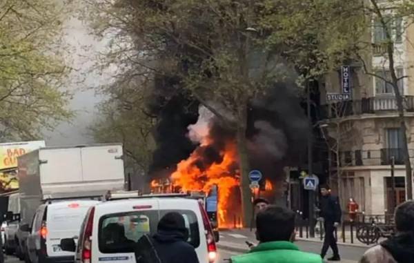 Παρίσι: Φωτιά και πυκνοί καπνοί κοντά στην Παναγία των Παρισίων (Βίντεο)