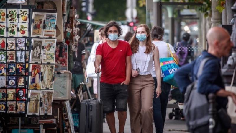 Το Παρίσι επιβάλλει τη χρήση της μάσκας σε εξωτερικούς χώρους στις πολυσύχναστες περιοχές