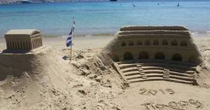 Παρθενώνας και Κολοσσαίο στην άμμο της Πάρου (φωτογραφίες)
