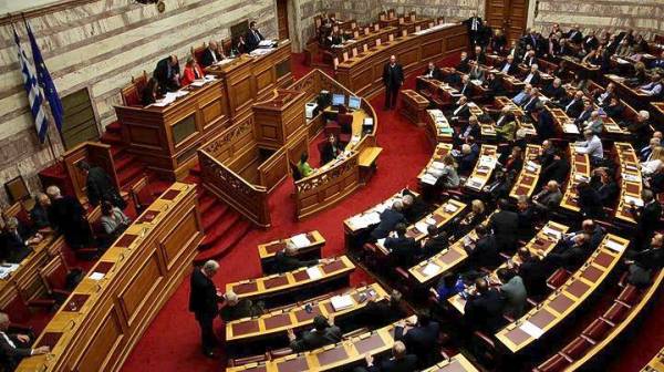 Αντιπαράθεση στη Βουλή εξαιτίας τροπολογίας για συμβασιούχους του Δημοσίου
