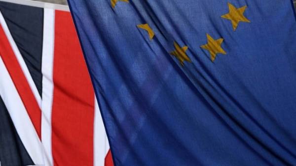 Brexit: Η ΕΕ θα προτείνει συμβιβασμό για τα τελωνεία και τα σύνορα