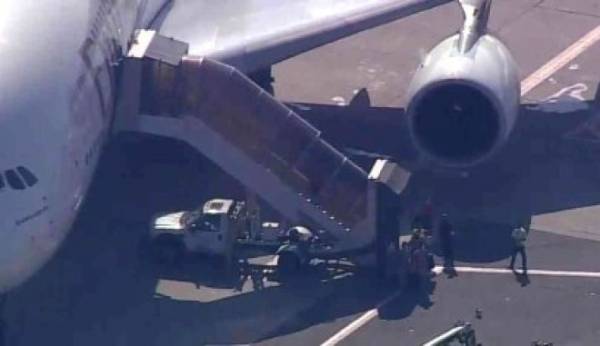 Σε καραντίνα αεροσκάφος στη Νέα Υόρκη - 100 επιβάτες αρρώστησαν εν πτήσει