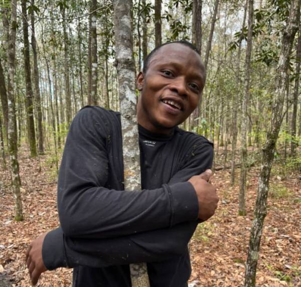 Αγκάλιασε σε 1 ώρα 1.123 δέντρα για να σπάσει το ρεκόρ Γκίνες