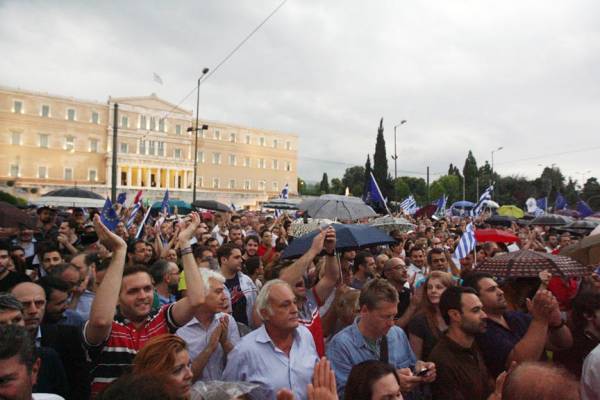 &quot;Μένουμε Ευρώπη&quot;: Μεγάλη συγκέντρωση υπέρ του &quot;ΝΑΙ&quot; στο Σύνταγμα