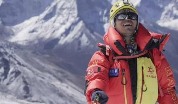 Ο πρώτος Κινέζος τυφλός ορειβάτης πάτησε στην κορυφή του Έβερεστ
