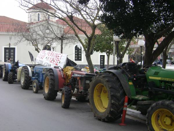 Αγρότες παρέταξαν τρακτέρ σε Γαργαλιάνους και Σουληνάρι