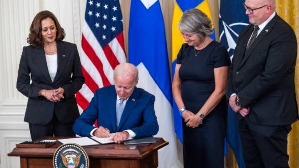 Ο Μπάιντεν υπέγραψε την επικύρωση της ένταξης Σουηδίας και Φινλανδίας στο NATO (βίντεο)