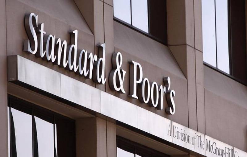 S&P: Αναβάθμιση του ελληνικού αξιόχρεου σε Β+ από Β