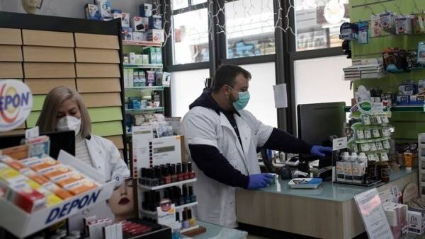 Θεσσαλονίκη: Με το σταγονόμετρο φτάνουν αντισηπτικά και γάντια στα φαρμακεία