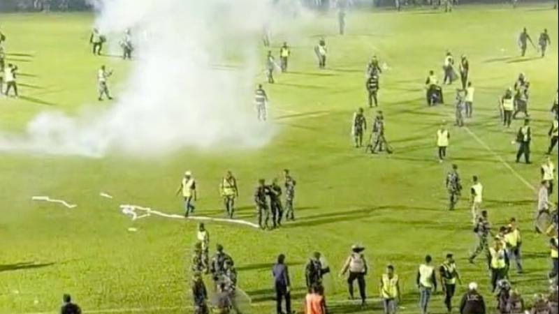 Ινδονησία: Τουλάχιστον 100 νεκροί από επεισόδια σε ποδοσφαιρικό αγώνα (Βίντεο)