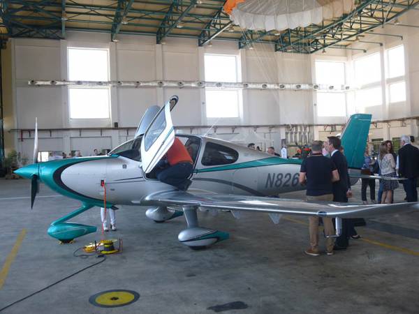 Εκθεση με 45 αεροσκάφη Cirrus από χθες στην Καλαμάτα