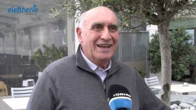 Ο πρόεδρος της Ενωσης Ξενοδόχων Μεσσηνίας αποχαιρετά τον Αριστοτέλη Διβάνη