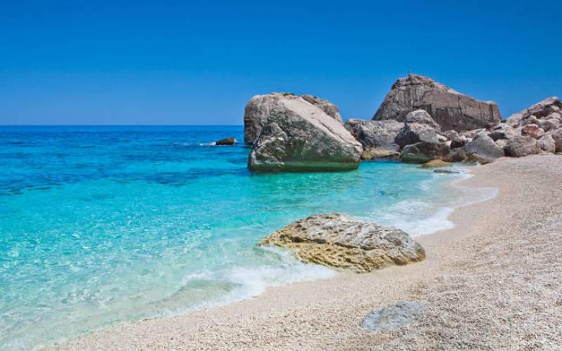 Ιταλία: Κατασχέθηκαν δέκα τόνοι άμμου που είχαν αφαιρέσει τουρίστες από παραλίες της Σαρδηνίας